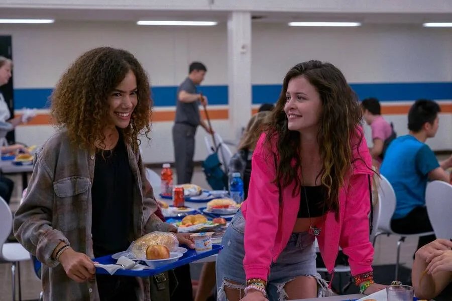 Ginny %26amp,amp, Georgia (2021). Szenenfoto aus der Episode Pilot der US-Serie Ginny %26 Georgia