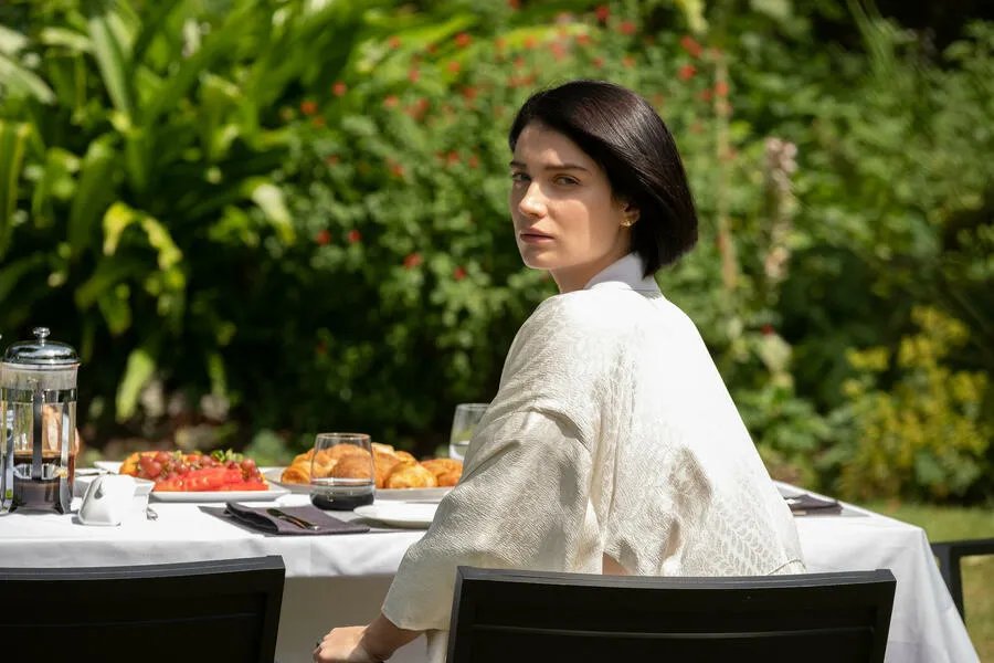 Eve Hewson in Sie wei? von dir: Behind Her Eyes (2021). Ausschnitt aus der Episode Behind Her Eyes der britische Serie Behind Her Eyes