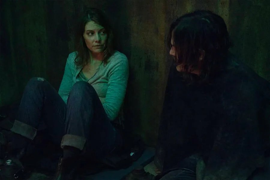 Norman Reedus und Lauren Cohan in The Walking Dead: Home Sweet Home (2021). Szenenfoto aus der Episode Home Sweet Home der US-Serie The Walking Dead.