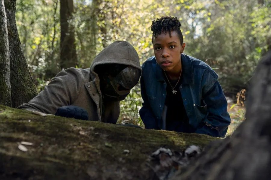 Angel Theory in The Walking Dead: Home Sweet Home (2021). Szenenfoto aus der Episode Home Sweet Home der US-Serie The Walking Dead