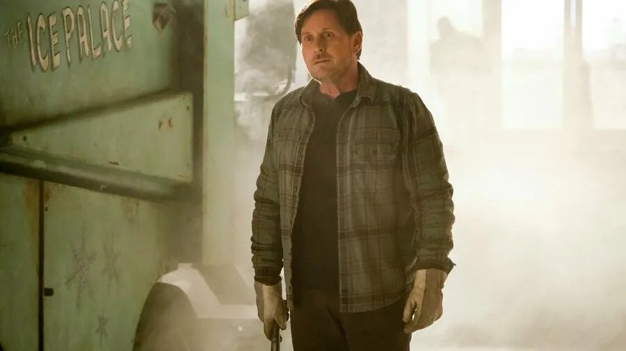 Emilio Estevez in The Mighty Ducks: Game Changers: Game On (2021). Szenenfoto aus der Episode Game on der US-Serie The Mighty Ducks: Game Changers