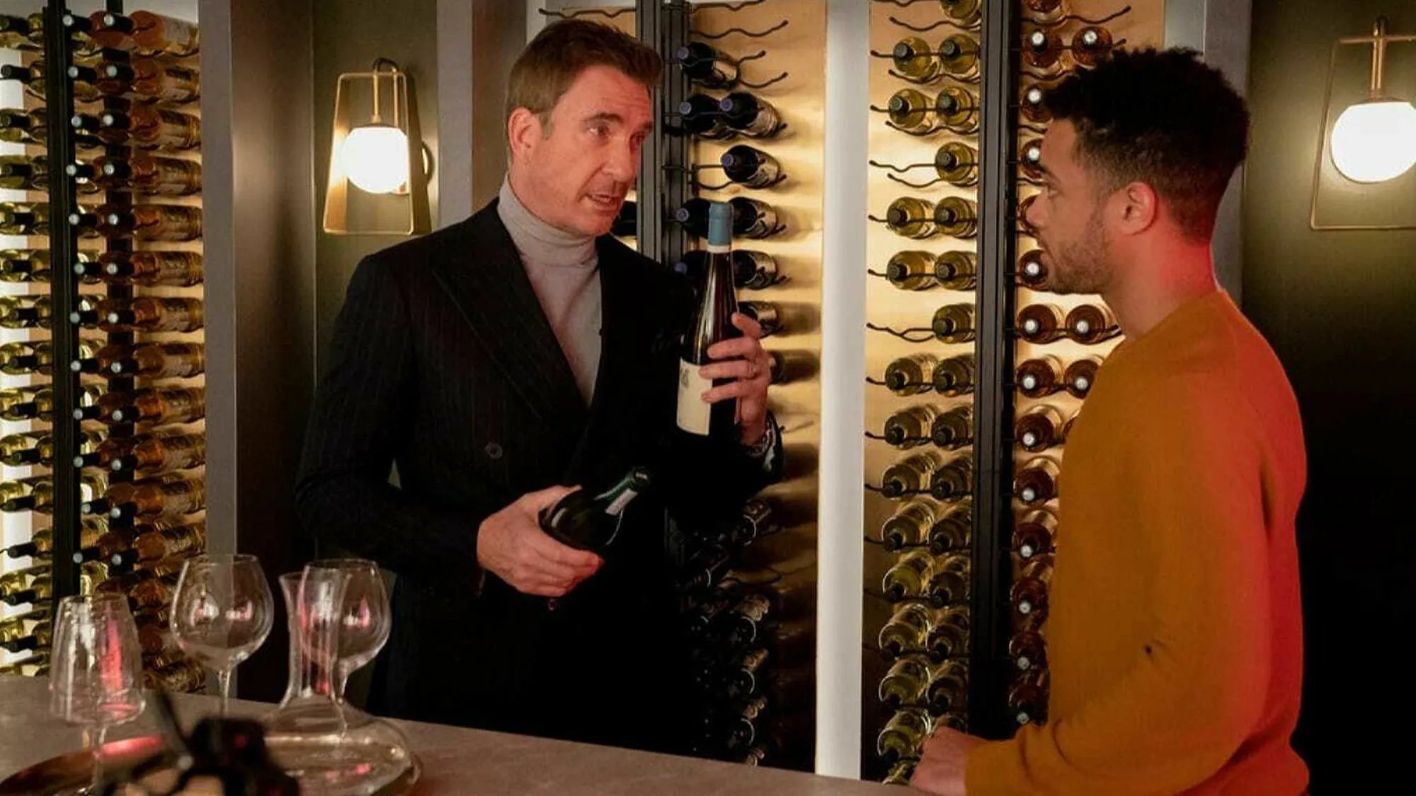 Dylan McDermott und Nick Creegan in Law and Order: Organized Crime (2021). Ausschnitt aus der Episode What Happens in Puglia (1x01) der Serie Law and Order: Organized Crime