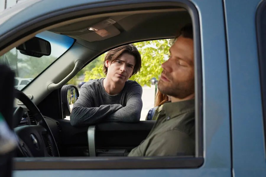 Jared Padalecki und Kale Culley in Walker (2021). Ausschnitt aus der Episode A Tale of Two Families der US-Serie Walker