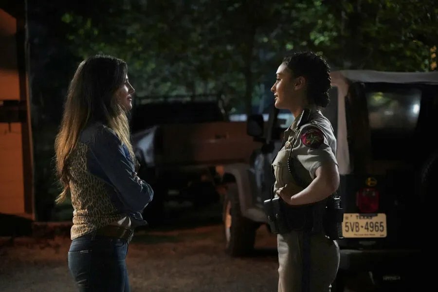 Lindsey Morgan in Walker (2021). Ausschnitt aus der Episode A Tale of Two Families der US-Serie Walker