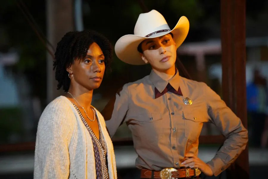 Lindsey Morgan in Walker (2021). Ausschnitt aus der Episode Bad Apples der US-Serie Walker
