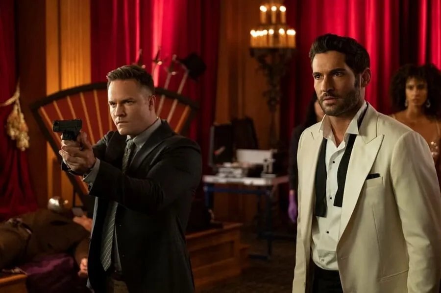Tom Ellis in Lucifer: Nothing Ever Changes Around Here (2021). Ausschnitt aus der Episode Nothing Ever Changes Around Here der US-Serie Lucifer