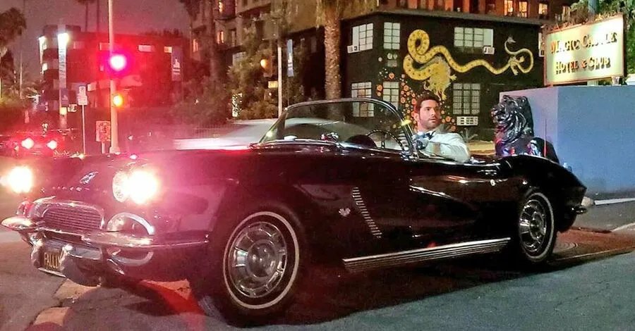Tom Ellis in Lucifer: Nothing Ever Changes Around Here (2021). Ausschnitt aus der Episode Nothing Ever Changes Around Here der US-Serie Lucifer