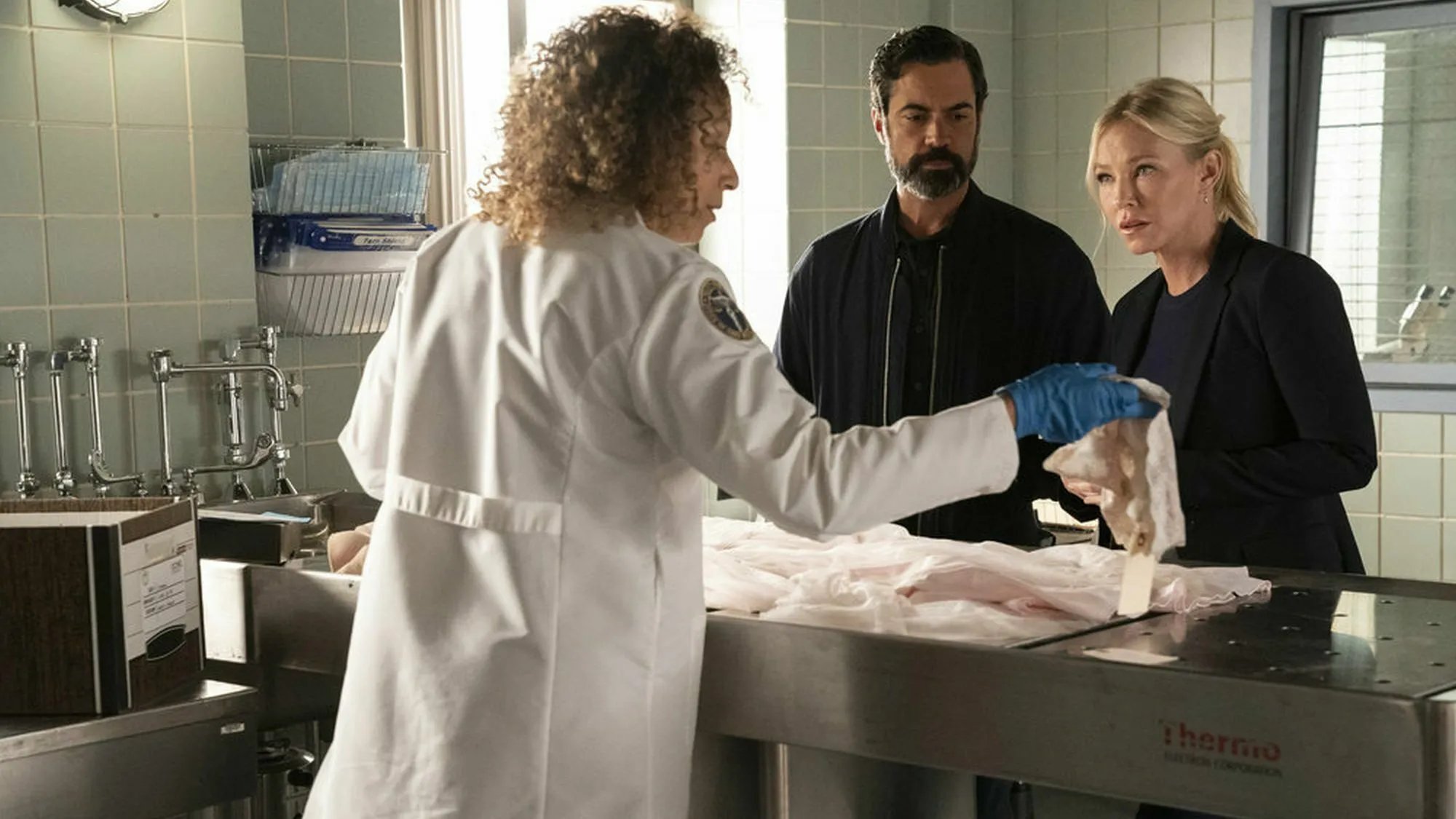 Dr. Warner (Tamara Tunie), Nick Amaro (Danny Pino) und Det. Amanda Rollins (Kelli Giddish) auf einem Szenenfoto zur Serie Law and Order: Special Victims Unit
