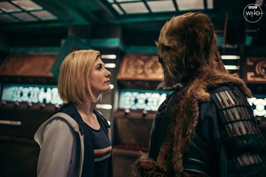 Jodie Whittaker in Doctor Who (2005). Ausschnitt aus der Episode Chapter One: The Halloween Apocalypse der britische Serie Doctor Who