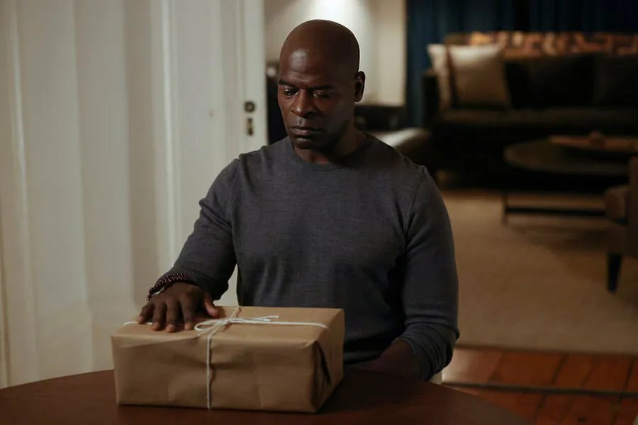 Ausschnitt aus der Episode Benjamin T. Okara der US-Serie The Blacklist
