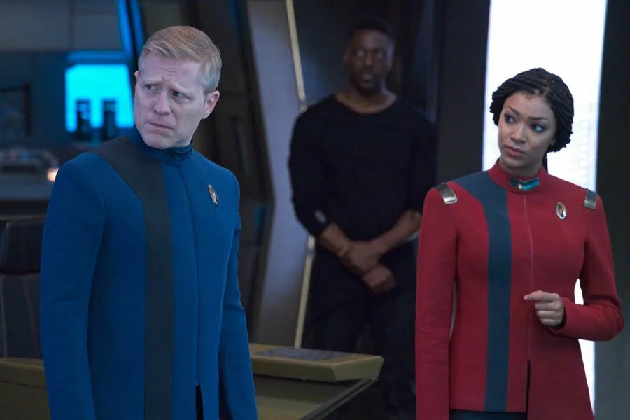 Anthony Rapp, Sonequa Martin-Green und David Ajala in Star Trek: Discovery: Episode #4.2 (2021). Ausschnitt aus der Episode Anomaly der US-Serie Star Trek: Discovery