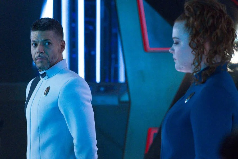 Wilson Cruz und Mary Wiseman in Star Trek: Discovery: Episode #4.2 (2021). Ausschnitt aus der Episode Anomaly der US-Serie Star Trek: Discovery