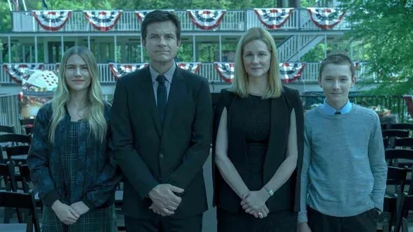 Sofia Hublitz, Jason Bateman, Laura Linney und Skylar Gaertner in Ozark