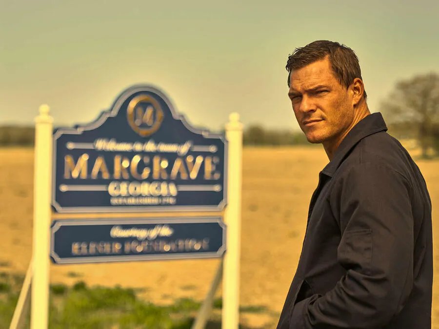 Reacher: Welcome to Margrave (2022). Ausschnitt aus der Episode Welcome to Margrave der US-Serie Reacher.