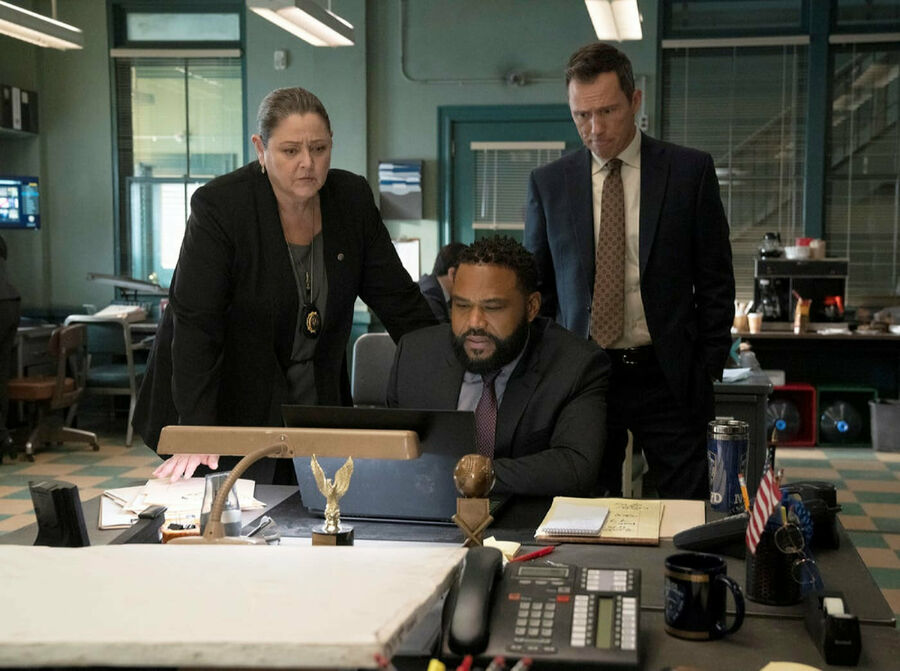 Camryn Manheim, Anthony Anderson und Jeffrey Donovan in der Serie Law %26 Order. Szenenfoto aus der Episode The Right Thing.