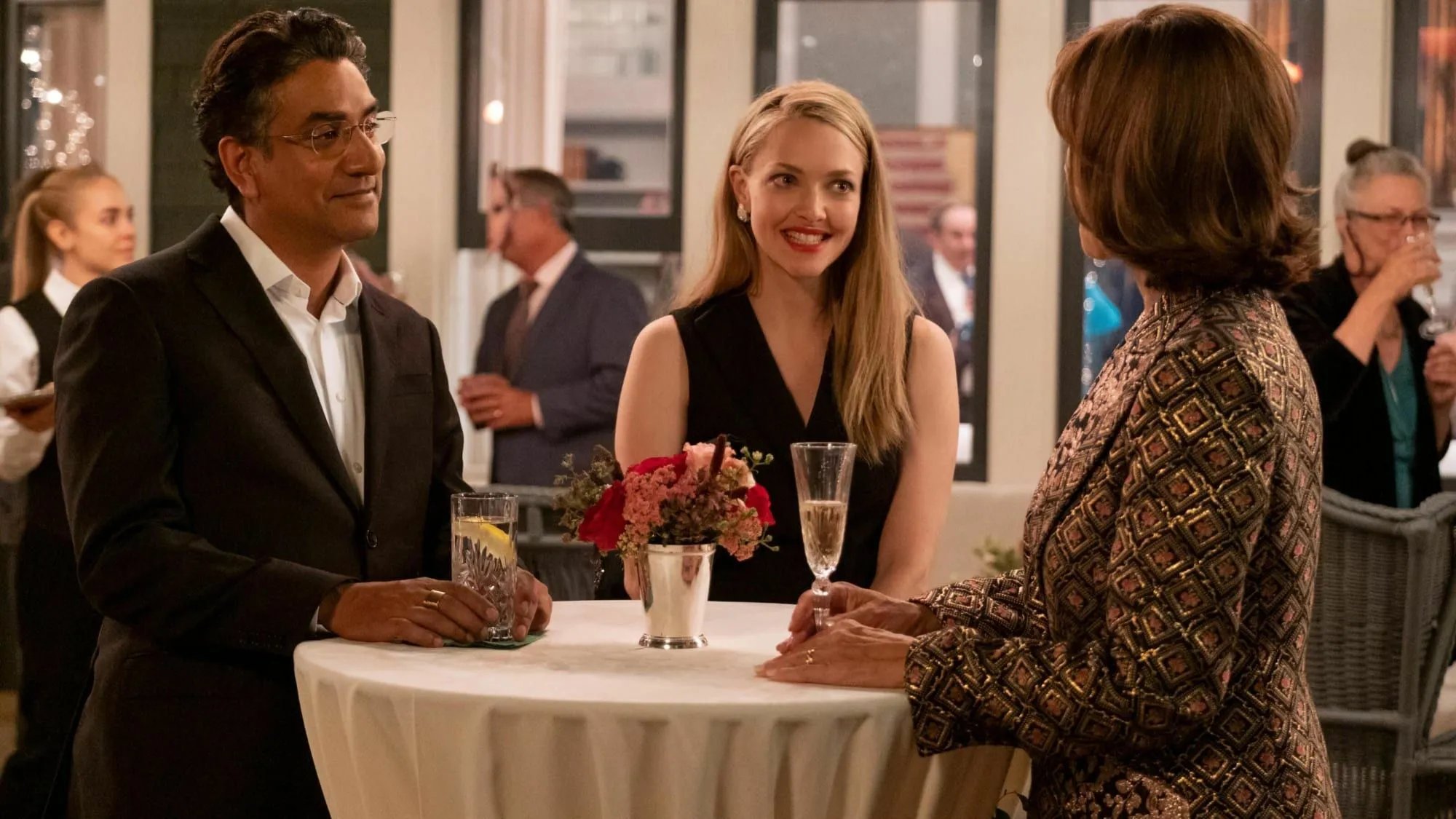Naveen Andrews (l.) in The Dropout