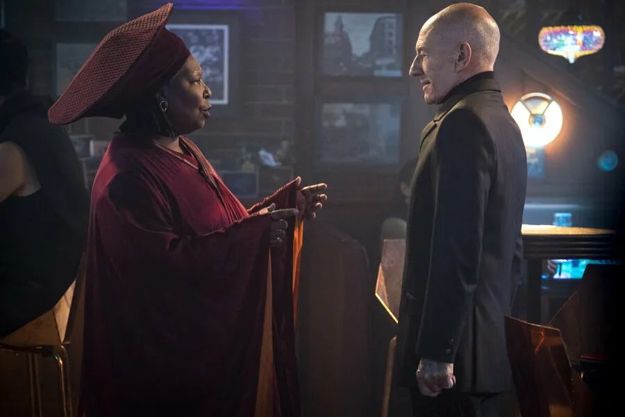 Whoopi Goldberg und Patrick Stewart in Star Trek: Picard: Episode #2.1 (2022). Ausschnitt aus der Episode The Star Gazer der US-Serie Star Trek: Picard