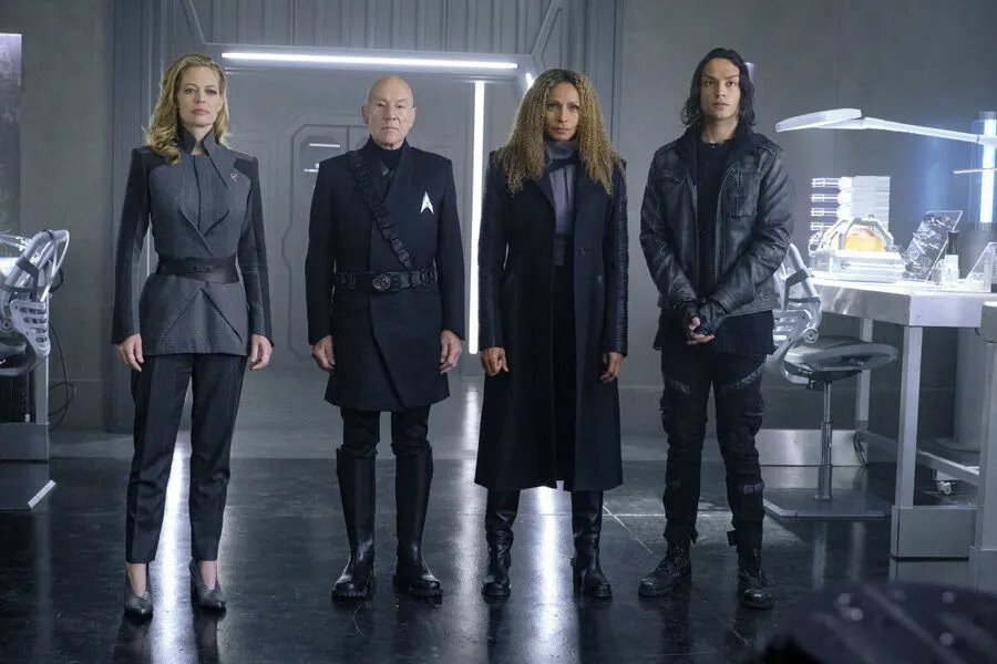 Patrick Stewart, Jeri Ryan, Michelle Hurd und Evan Evagora in Star Trek: Picard: Episode #2.2 (2022). Ausschnitt aus der Episode Penance der US-Serie Star Trek: Picard