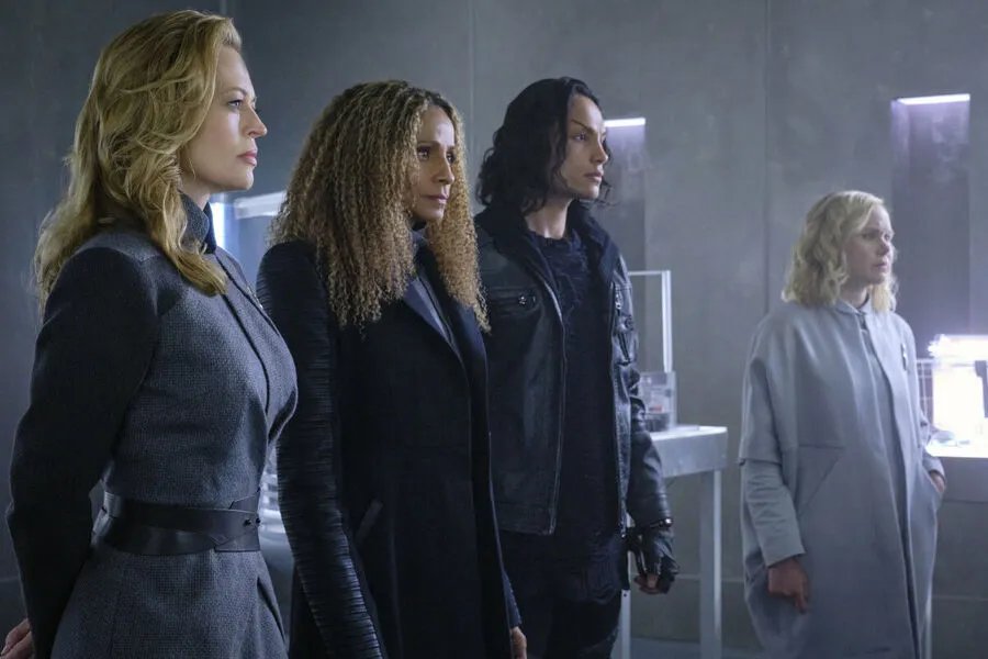 Jeri Ryan, Michelle Hurd, Alison Pill und Evan Evagora in Star Trek: Picard: Episode #2.2 (2022). Ausschnitt aus der Episode Penance der US-Serie Star Trek: Picard