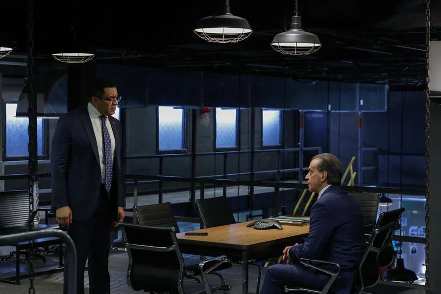 Ausschnitt aus der Episode The Chairman der US-Serie The Blacklist