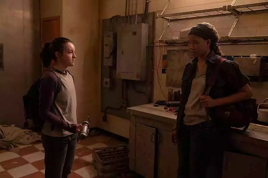 Szenenfoto mit Bella Ramsey und Storm Reid aus der Episode Left Behind von The Last of Us