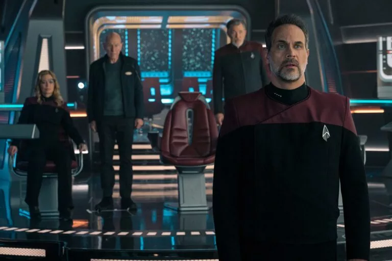 Jeri Ryan, Patrick Stewart, Jonathan Frakes und Todd Stashwick in Star Trek: Picard