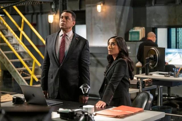 Harry Lennix und Anya Banerjee in The Blacklist