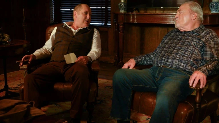 James Spader und Stacy Keach in The Blacklist
