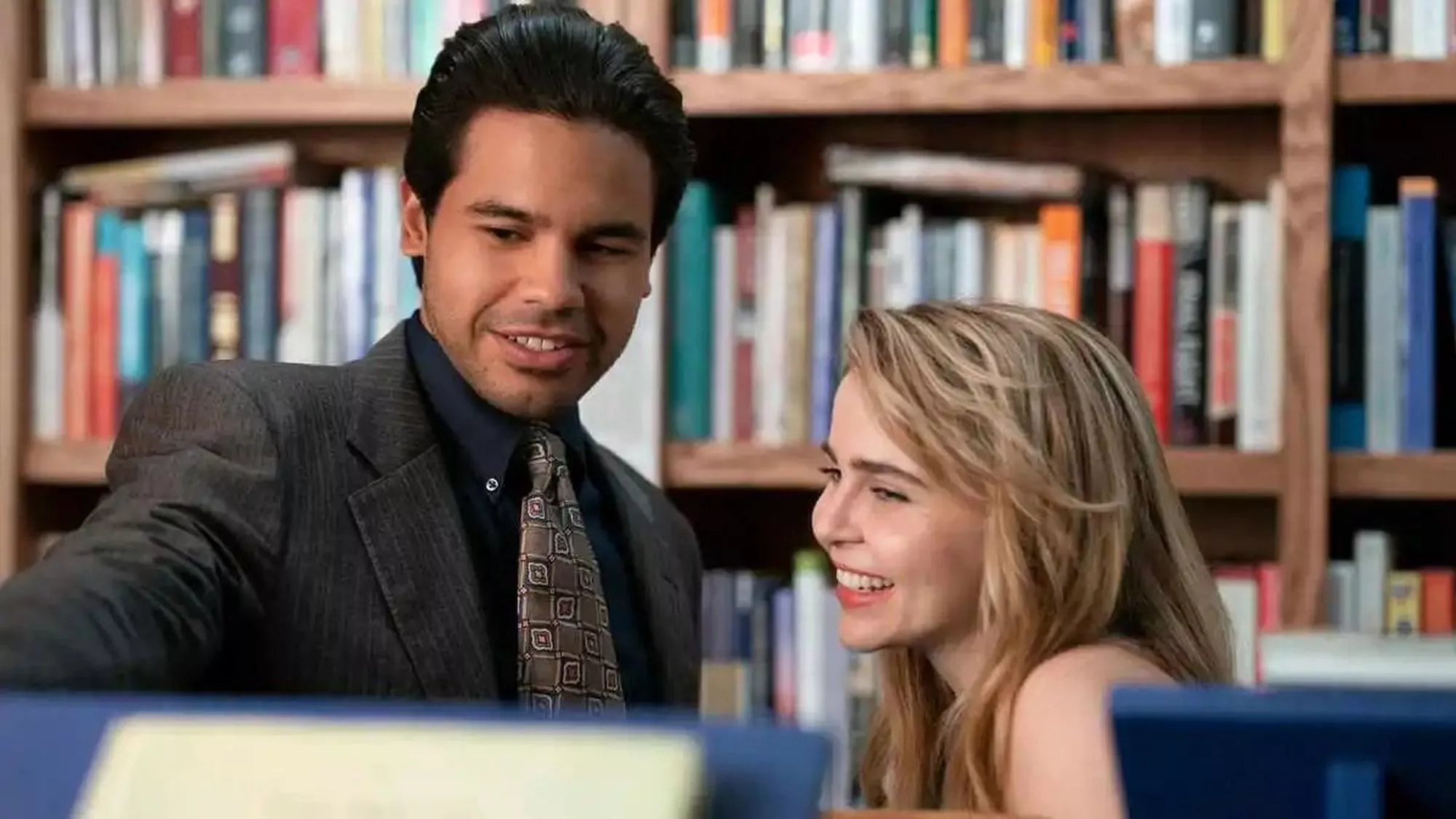Carlos Valdes und Mae Whitman in Up Here