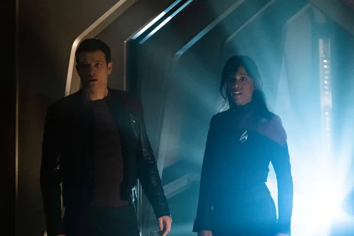 Ed Speleers und Ashlei Sharpe Chestnut in Star Trek: Picard