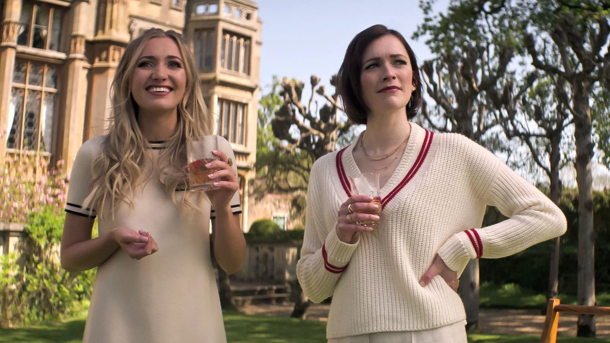 Tilly Keeper und Charlotte Ritchie in You