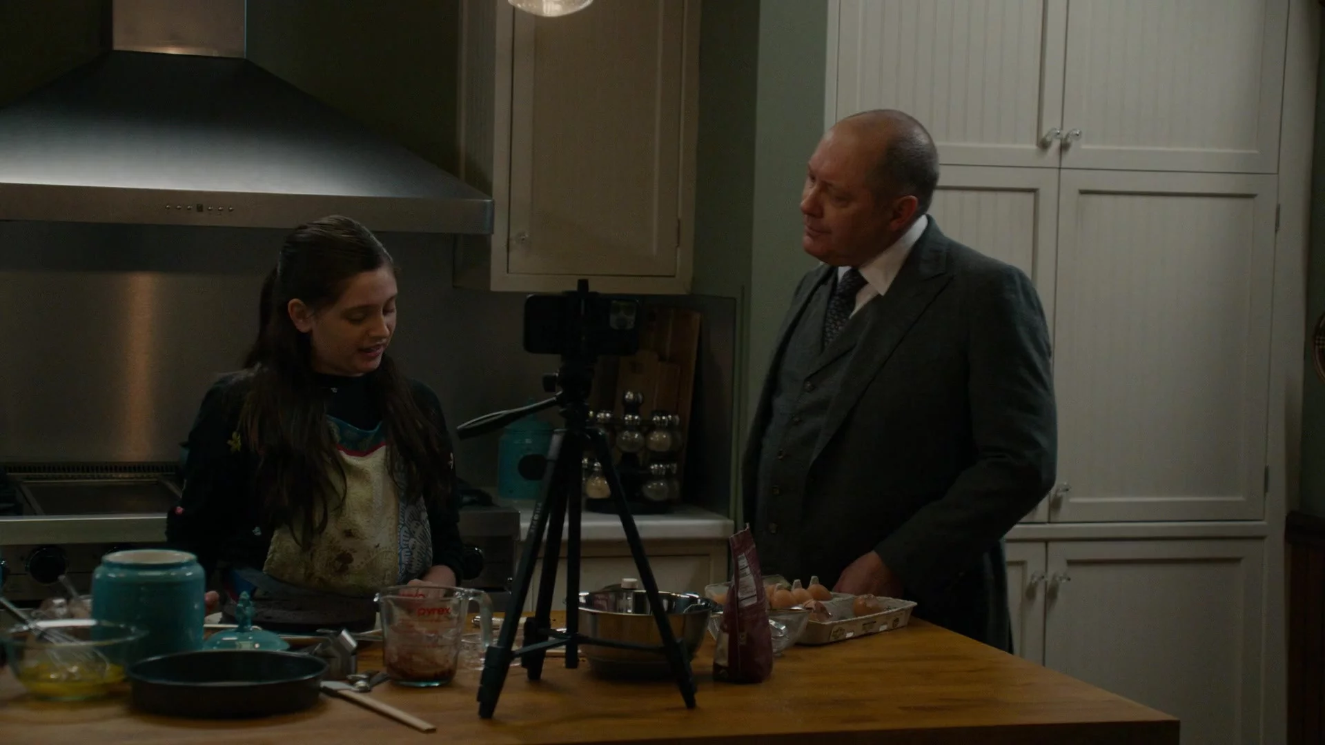 Sami Bray und James Spader in „The Blacklist“