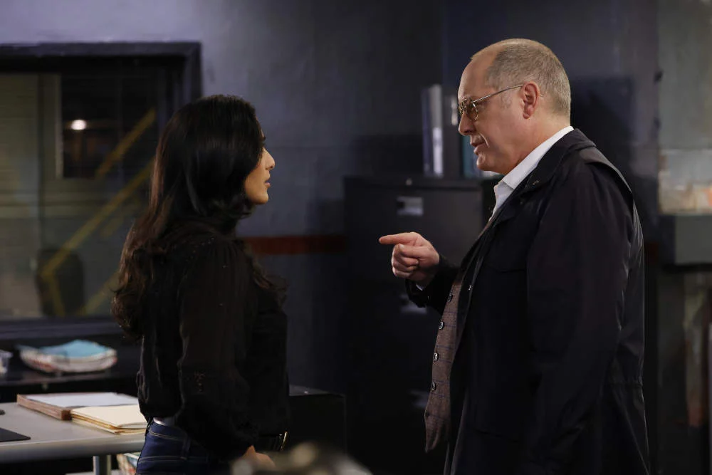 Anya Banerjee und James Spader in „The Blacklist“