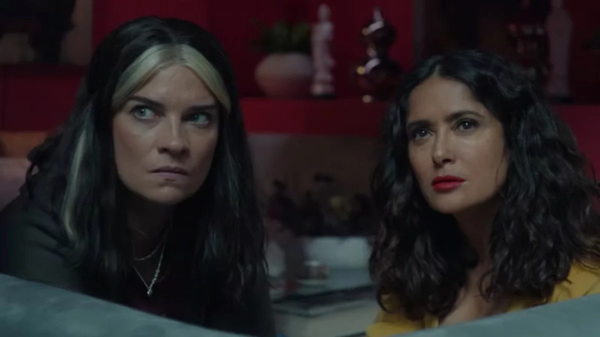 Annie Murphy und Salma Hayek in „Joan Is Awful“