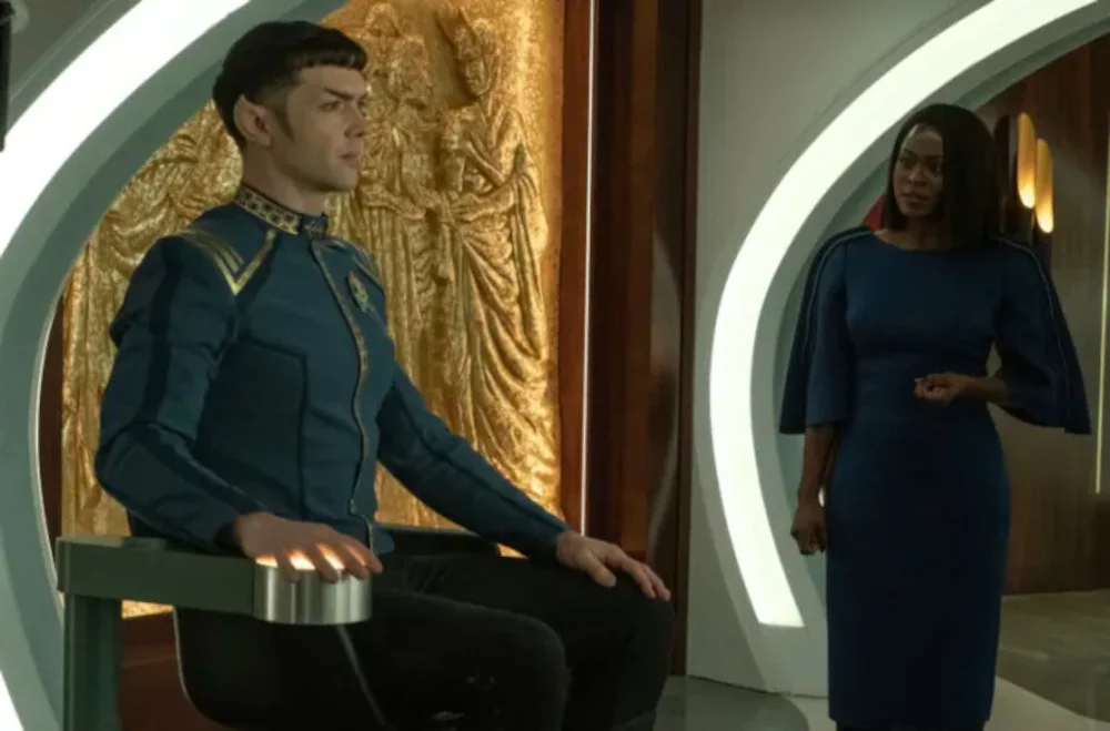 Ethan Peck und Yetide Badaki in „Star Trek: Strange New Worlds“