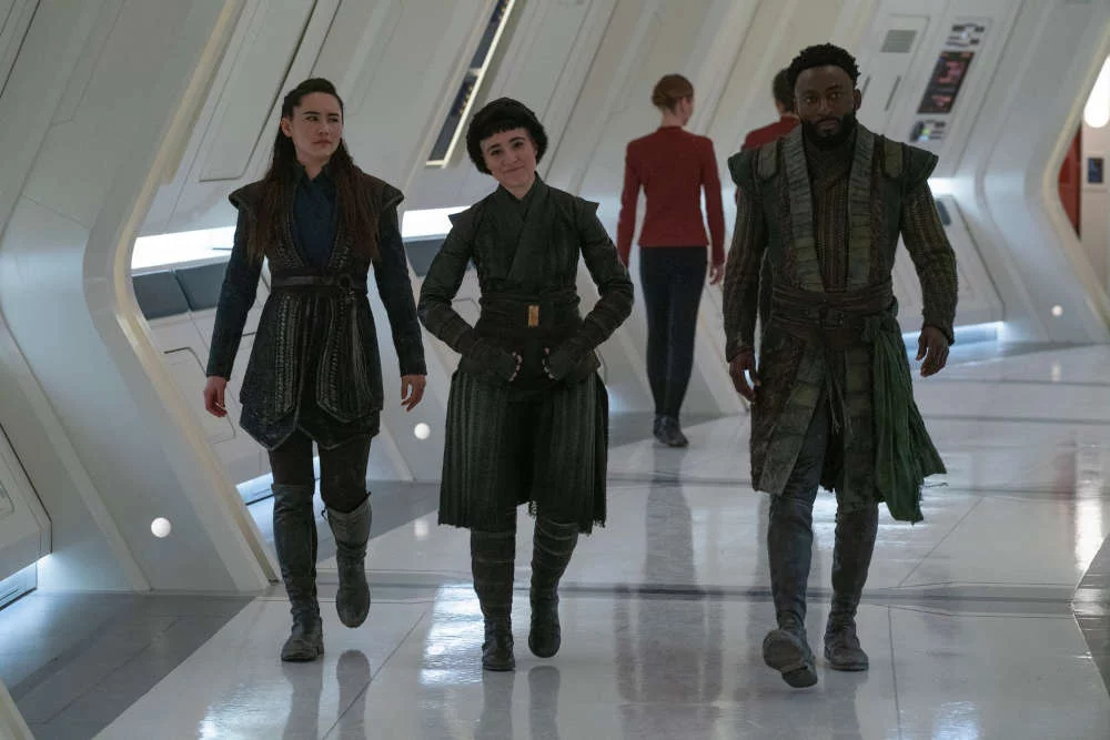 Christina Chong, Melissa Navia und Babs Olusanmokun in „Star Trek: Strange New Worlds“