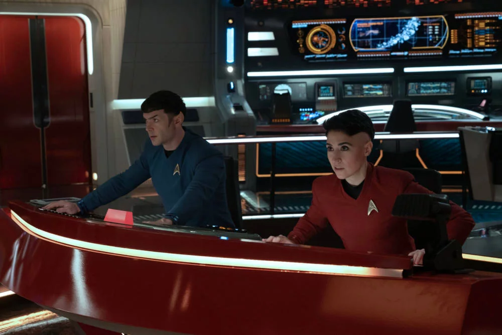 Ethan Peck und Melissa Navia in „Star Trek: Strange New Worlds“