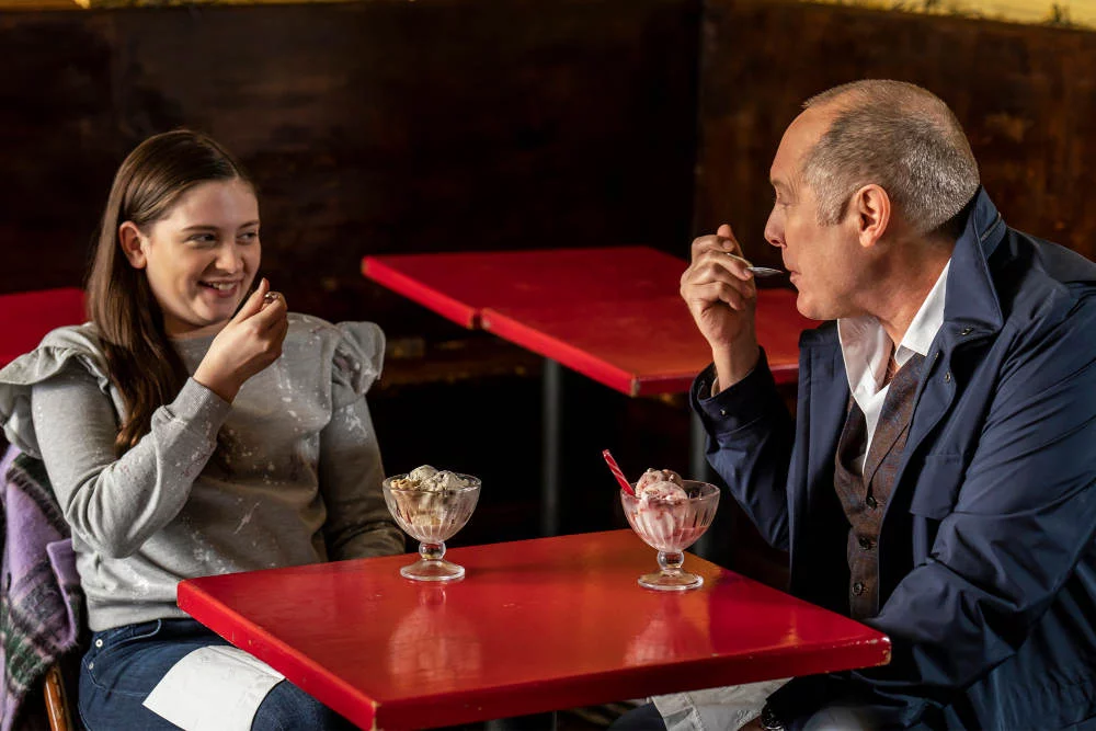 Sami Bray und James Spader in „The Blacklist“