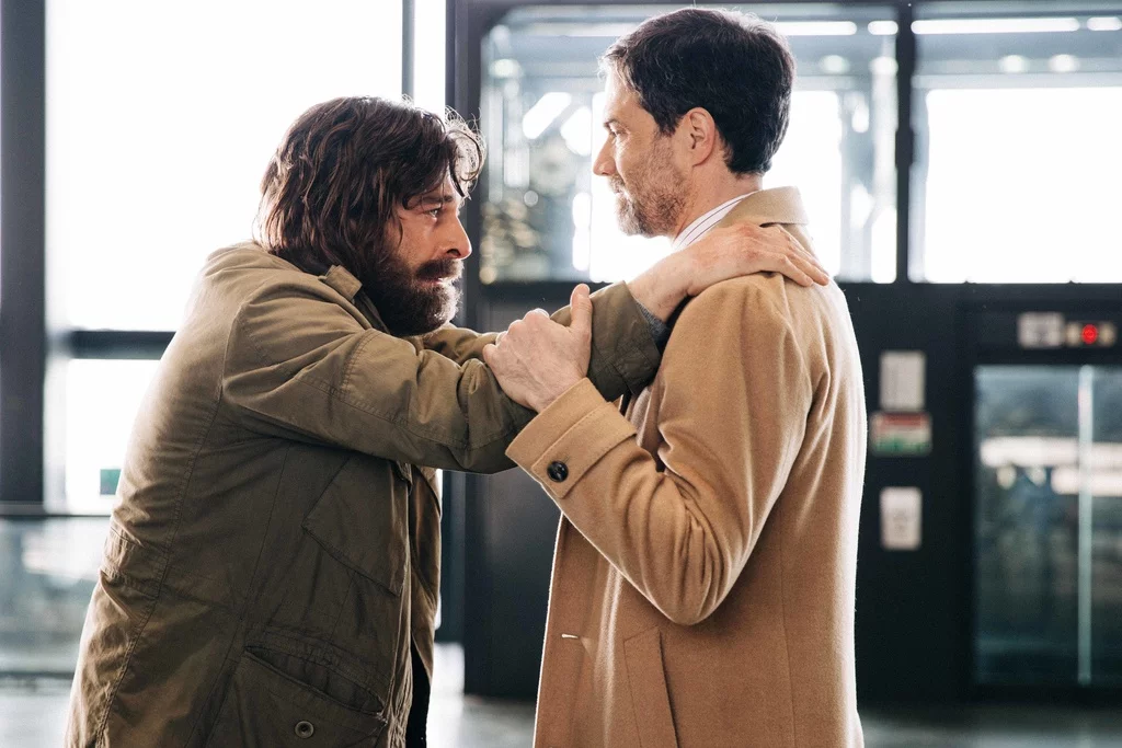 Luca (Lino Guanciale) und sein bester Freund Stefano (Fausto Sciarappa) in der Serie „Survivors“
