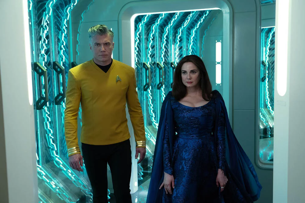 Anson Mount und Mia Kirshner in „Star Trek: Strange New Worlds“