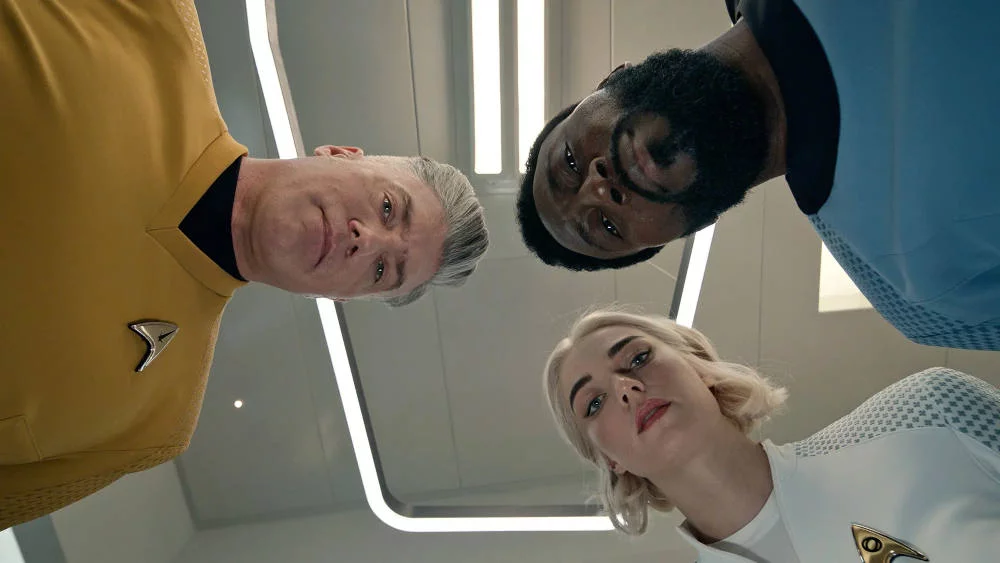 Anson Mount, Babs Olusanmokun und Jess Bush in „Star Trek: Strange New Worlds“