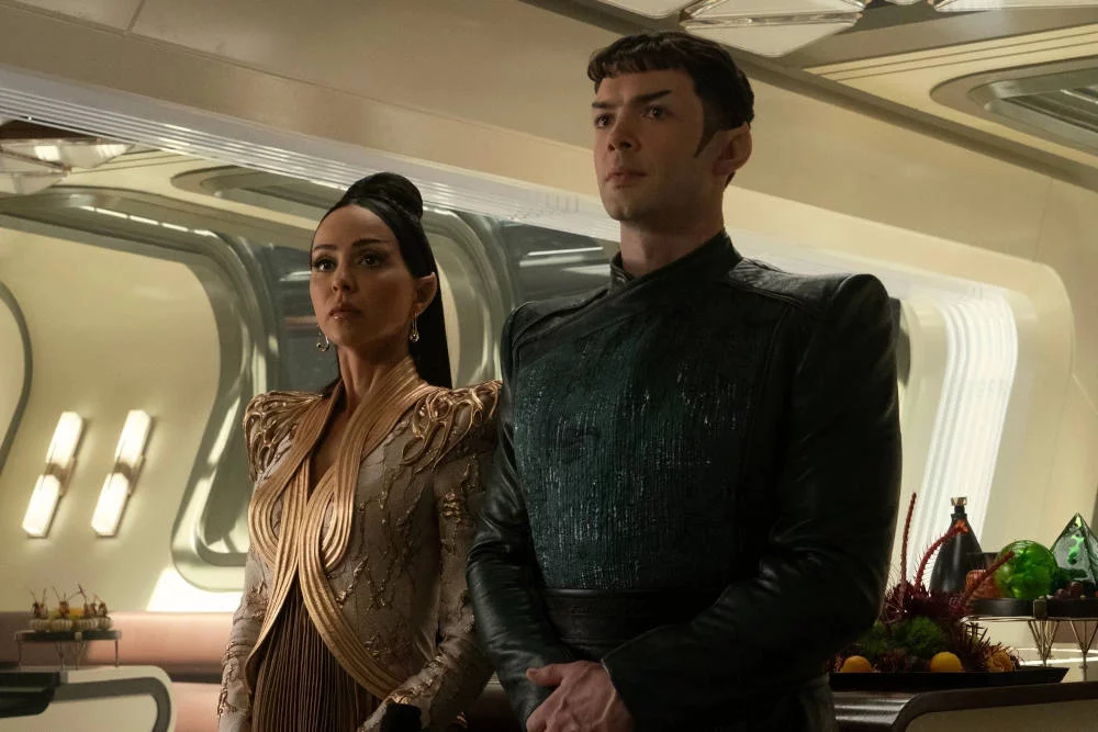 Gia Sandhu und Ethan Peck in „Star Trek: Strange New Worlds“