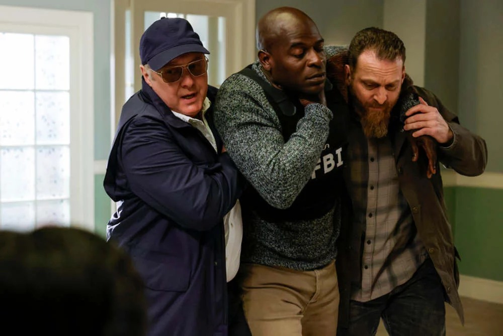 James Spader, Hisham Tawfiq und Jonathan Holtzman in „The Blacklist“