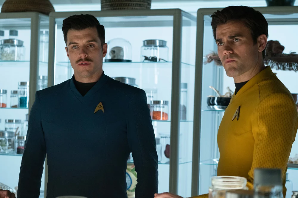 Dan Jeannotte und Paul Wesley in „Star Trek: Strange New Worlds“