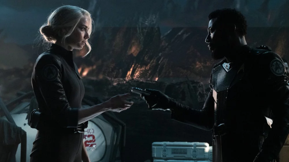 Jess Bush und Babs Olusanmokun in „Star Trek: Strange New Worlds%26rdquo,