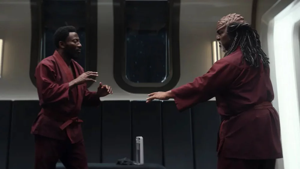 Babs Olusanmokun und Robert Wisdom in „Star Trek: Strange New Worlds%26rdquo,