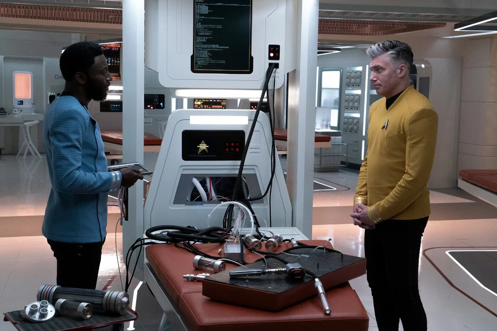Babs Olusanmokun und Anson Mount in „Star Trek: Strange New Worlds%26rdquo,