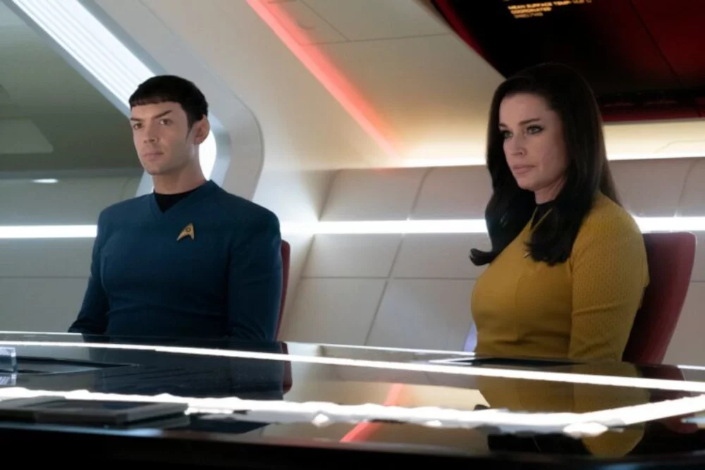 Ethan Peck und Rebecca Romijn in „Star Trek: Strange New Worlds“