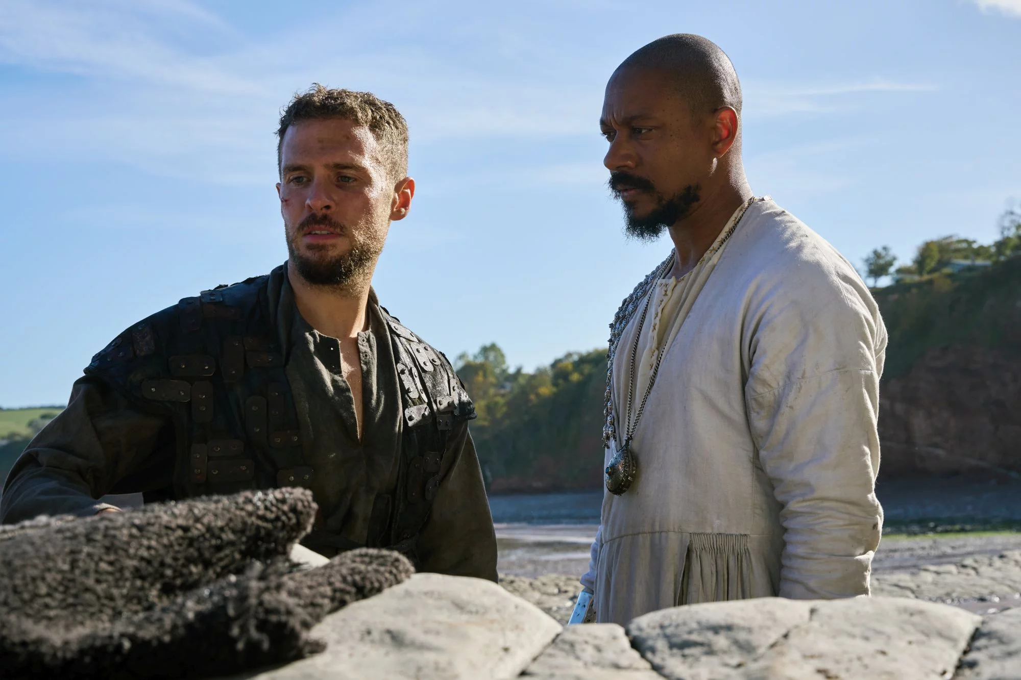 Nathaniel Martello-White (r.) als Merlin in „The Winter King“