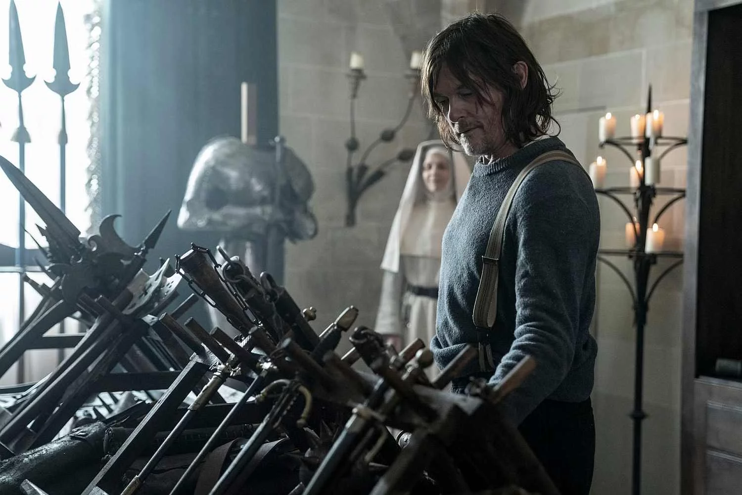 Norman Reedus und Clemence Poesy auf einem Szenenbild aus der Episode „L%26#039,âme Perdue“ der Serie „The Walking Dead: Daryl Dixon“